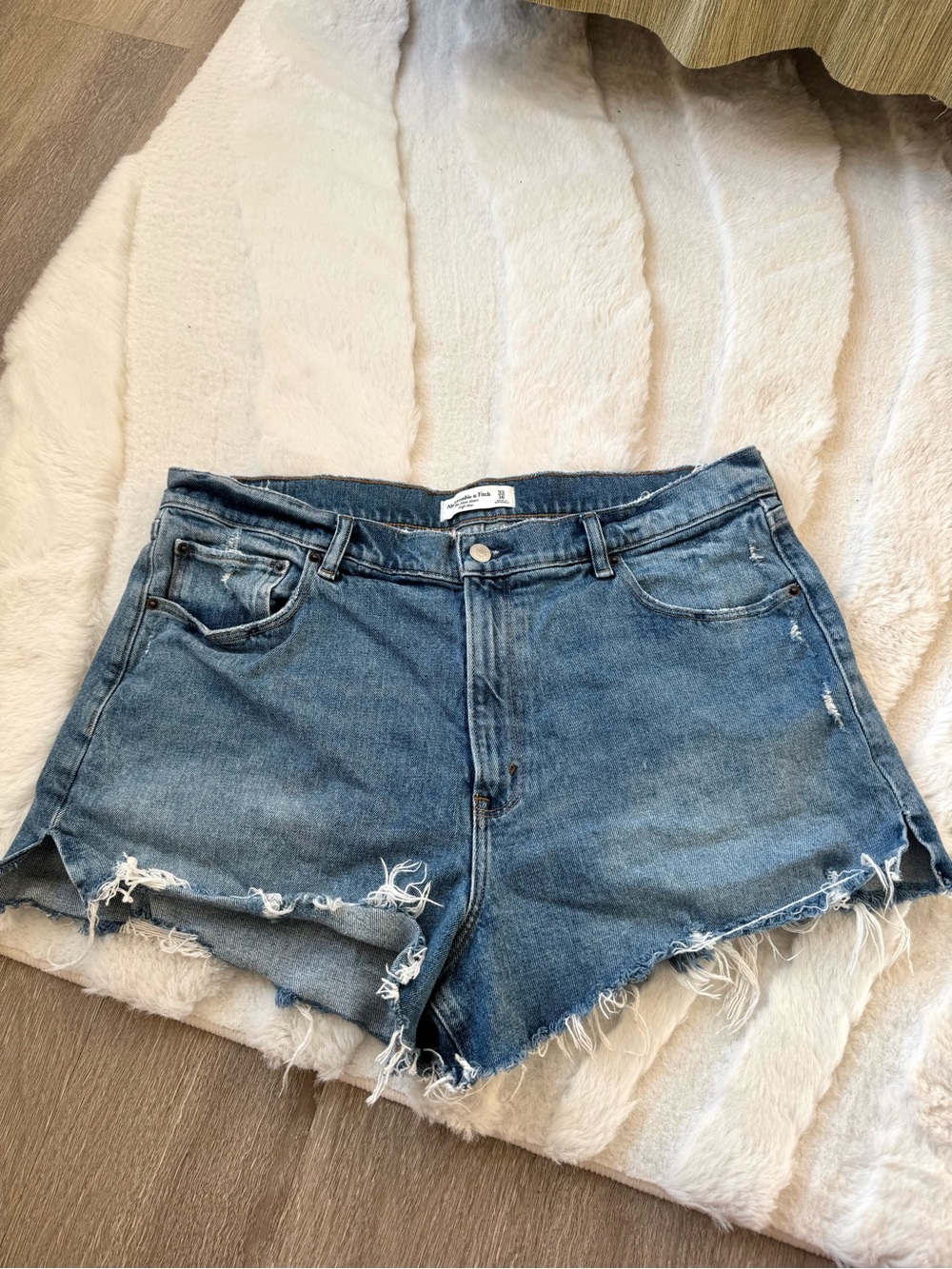 Abercrombie A&F The Mom Shorts High-Rise in Medium Wash Size 33